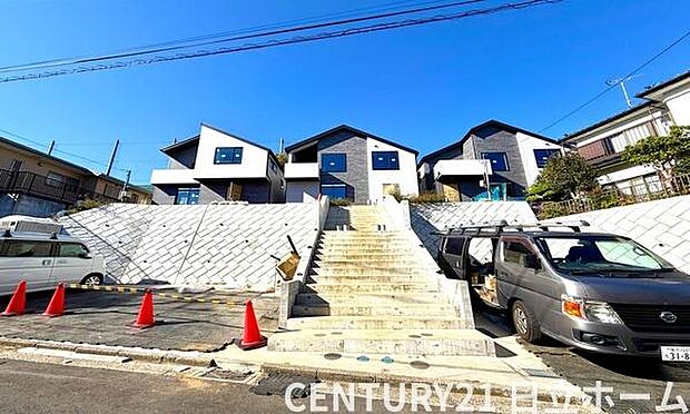 《外観》　■一戸建ての多いエリア、静かで落ち着いた雰囲気。シンプルで美しいフォルム空気までクリーンになるような佇まい。心地よいライフスタイルが実現できるそんな予感。