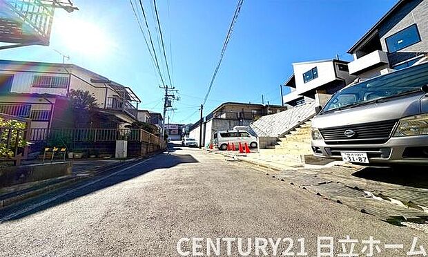 《前面道路》　■前面道路が広く、開放的です。日当たりも良好です。