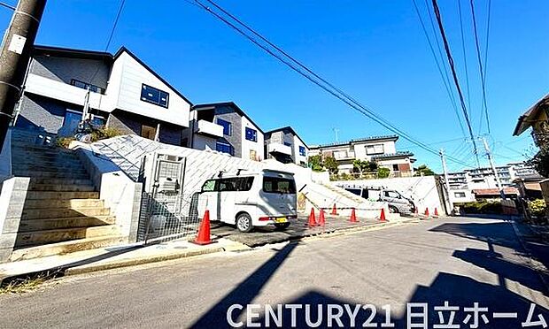 《前面道路》　■前面道路が広く、開放的です。日当たりも良好です。