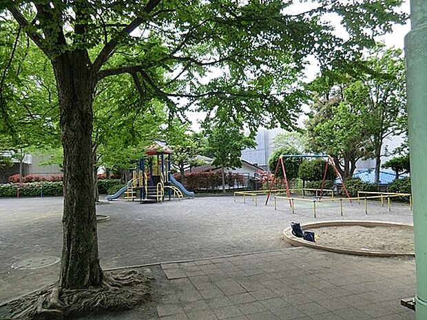 東芹が谷公園まで784m、木々の木漏れ日の下で、涼を取る事も出来ます。見通しの良い公園ですので、お子様を安心して遊ばせられます。