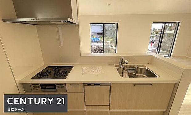 《レンジフード》　■調理中の油煙やニオイを効率よく吸引するレンジフード。稼働音も静かです。