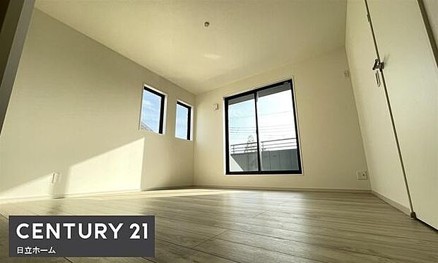 《子供部屋》　■お子様の成長を優しく見守る、明るい子供部屋。遊んだり、学んだり、時には一人の時間を過ごしたりと健やかな毎日を育む大切な場所。未来への第一歩を育む、かけがえのない空間です。