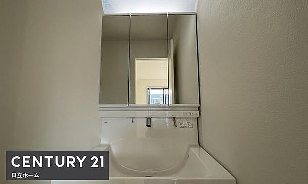 《洗面化粧台》　■使いやすいシャープなデザインの洗面化粧台。