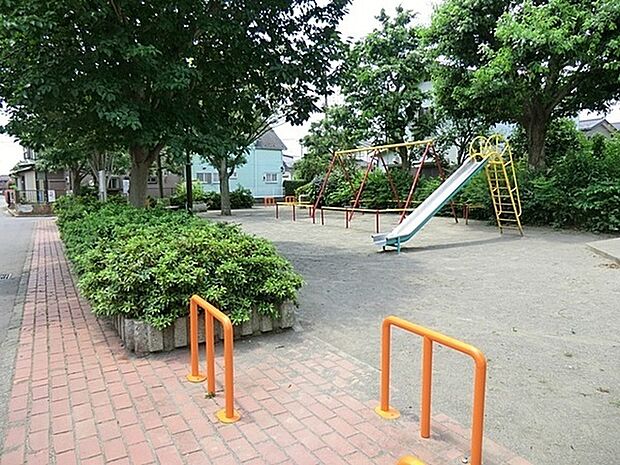本郷四丁目公園まで106m、小さなお子さんも楽しめます。