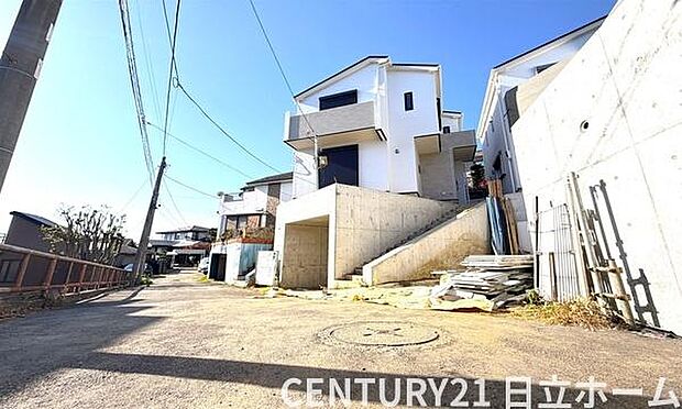 《現地》　■豊かな光が照らすこの場所は、たわいもない会話を楽しみ、ゆったりとした時間を過ごす場所。家族の日常が刻まれる大切な空間です。