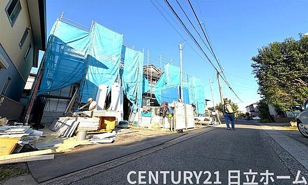 《現地》 ■豊かな光が照らすこの場所は、たわいもない会話を楽しみ、ゆったりとした時間を過ごす場所。家族の日常が刻まれる大切な空間です。