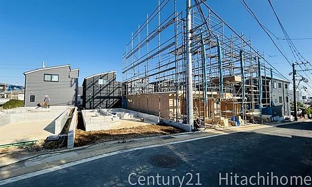 《外観》 ■豊かな植栽と、周囲にあふれる自然。そして、南から降り注ぐ陽光と開放感に包まれ、新たな家族の日々が始まる。