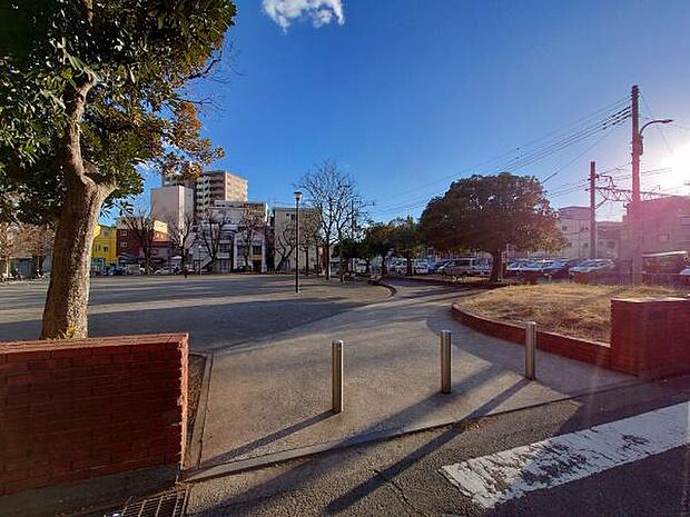 入江川公園まで588m、子どもたちが元気に走り回れる、ちょうど良い広さの公園。手洗い場があるので安心して外遊びができます。