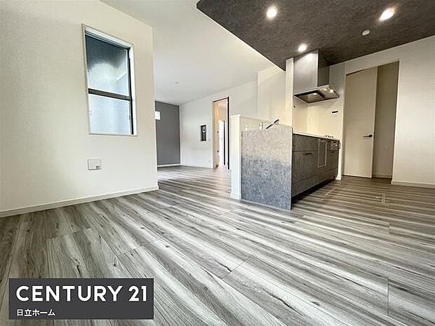 《リビングダイニング》 ■開放的で広いリビング。のびのびとくつろげるリビングは、家族のコミュニケーションの場としてみんなが集まる場所に。