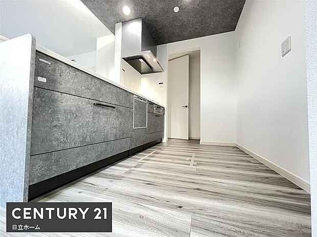 《システムキッチン》 ■お手入れしやすくきれいなキッチン。お料理の始めから後片付けまで楽しい時間になりそうです。