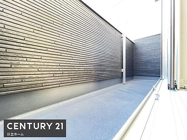 《バルコニー》 ■さわやかな風が通り暖かい光がふりそそぐバルコニー