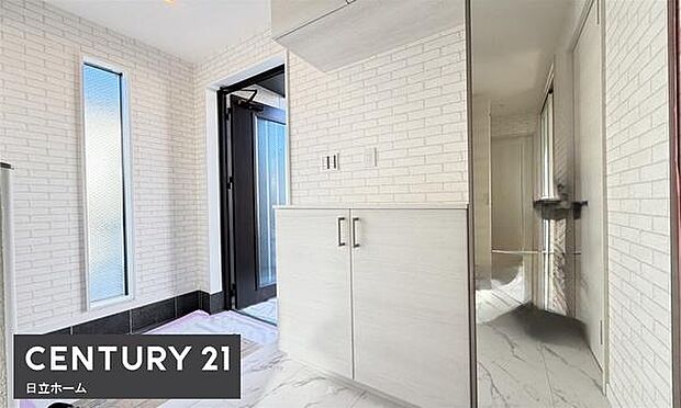 《玄関》■玄関ホールにもゆとりをもった設計ですので第一印象が違います。