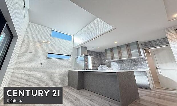 《リビングダイニング》　■開放的で広いリビング。のびのびとくつろげるリビングは、家族のコミュニケーションの場としてみんなが集まる場所に。