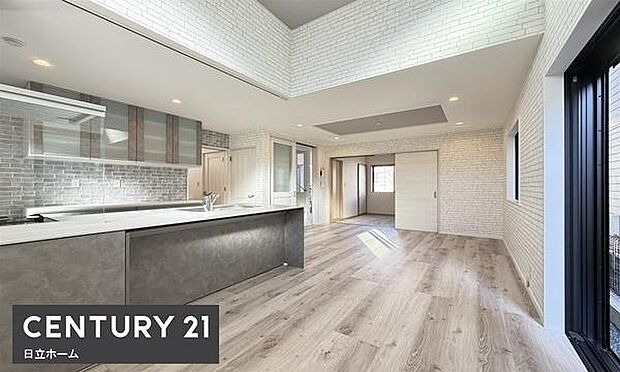 《リビングダイニング》　■豊かな光が照らすこの場所は、たわいもない会話を楽しみ、ゆったりとした時間を過ごす場所。家族の日常が刻まれる大切な空間です。自然光に溢れるこの空間はリフレッシュにピッタリです。