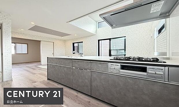 《ダイニングキッチン》　■家族が集う楽しく親子の会話もはずむキッチン。明るく清潔で使い勝手のいいキッチンには、いつも家族の笑顔があふれ、夫婦が仲良く一緒に料理することもできます。