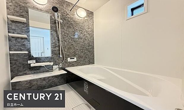 《浴室》　■ゆったり足を伸ばせる浴槽。お子様と一緒でもゆとりの広さ。1日の疲れを癒してくれるバスタイム。