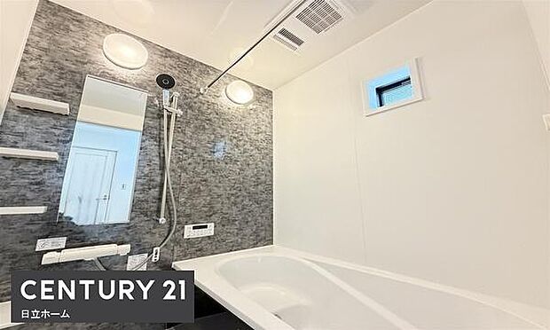 《浴室暖房乾燥機》　■浴室を温めてくれるので、冬のお風呂も快適。衣類乾燥やカビ防止等様々な用途でお役に立ちます。