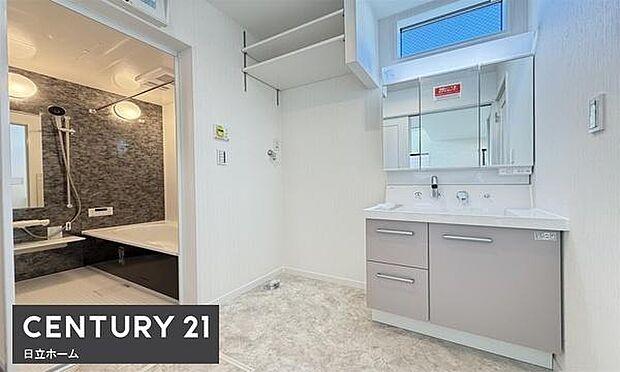 《洗面・化粧室》　■棚がありますので、バスタオルや洗濯用品もスッキリと片付きます。