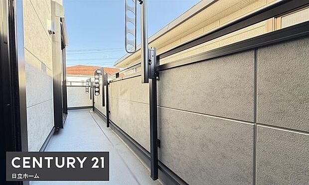 《バルコニー》　■さわやかな風が通り暖かい光がふりそそぐバルコニー