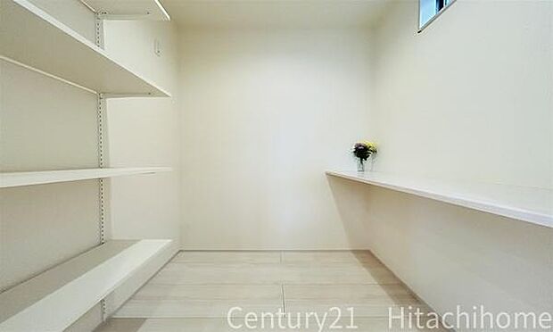 《パントリー》　■キッチン横のストレージルーム。常温保存の食品・キッチン用品などが収納できて便利です。