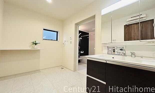 《洗面・化粧室》　■棚がありますので、バスタオルや洗濯用品もスッキリと片付きます。