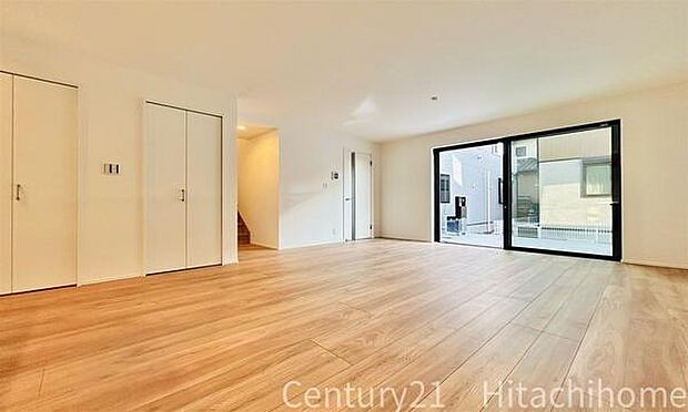 《リビングダイニング》 ■開放的で広いリビング。のびのびとくつろげるリビングは、家族のコミュニケーションの場として、みんなが集まる暖かな場所に。