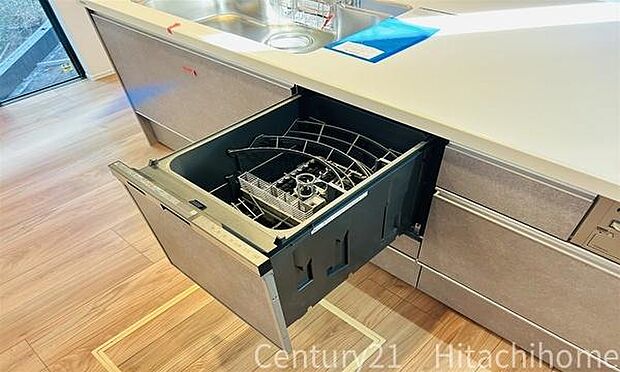 《食器洗い乾燥機》 ■食事後もゆっくり過ごせる食器洗い乾燥機を設置。手洗いよりもキレイに洗え、節水にもなります。