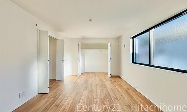 《寝室》 ■朝から日差しいっぱい、早起きしたくなる洋室。ベッドを置いてもゆとりを感じられる。窓からの朝日が心地よい目覚めへと誘います。ゆとりある広さを確保し、心地よいプライベートタイムを演出します。