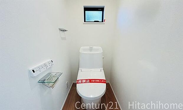 《トイレ》 ■窓のあるトイレは明るい空間で清潔感があります。