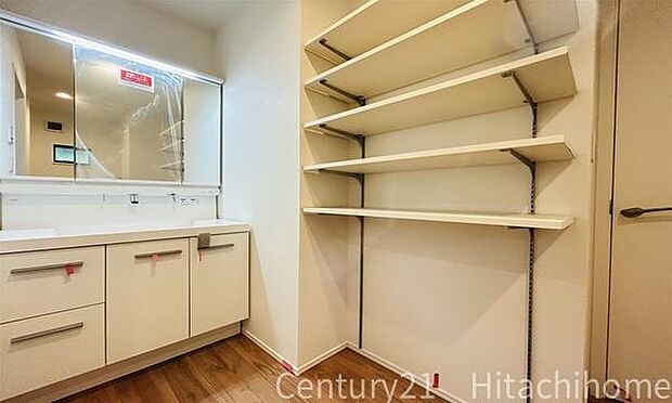 《洗面・化粧室》 ■棚がありますので、バスタオルや洗濯用品もスッキリと片付きます。