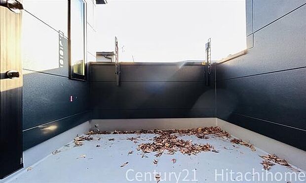 《インナーバルコニー》 ■急な雨にも安心のインナーバルコニー。読書やティータイムを楽しんだり趣味の幅が広がるプラスアルファの空間。