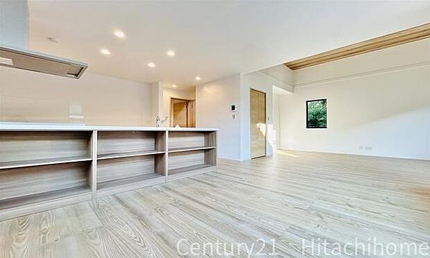 《リビングダイニング》 ■上質な時間を育む暮らしのメインステージ。寛ぎとご家族とのコミュニケーションを育む居心地のよい場所。この明るい空間は家族に安らぎを与えて、落ち着いた心地よい空間になるでしょう。