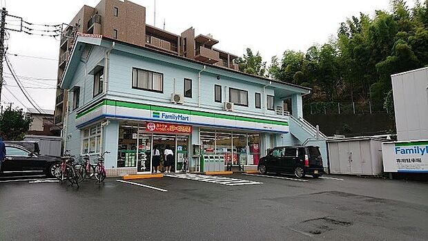 ファミリーマート川崎新作二丁目店まで1025m
