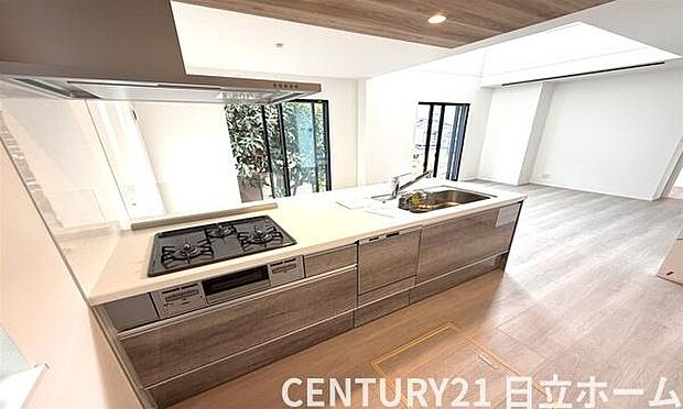 《キッチン》　■家族が集う楽しく親子の会話も弾む対面キッチン。明るく清潔で使い勝手のいいキッチンには、いつも家族の笑顔があふれています。