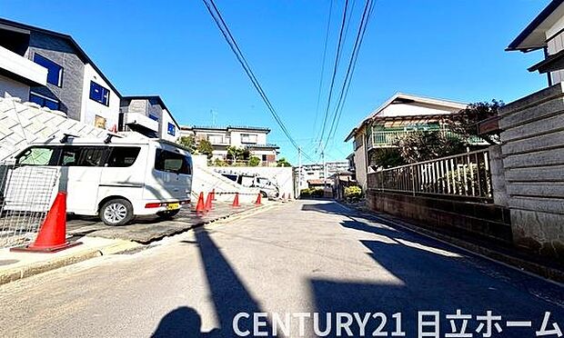 《前面道路》　■前面道路が広く、開放的です。日当たりも良好です。