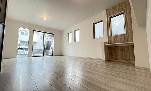 《リビングダイニング》 ■家族が自然と集まって、思い思いにくつろぎ、遊び、語らう、やすらぎの空間。隣室との間仕切りを開け放てばより一層開放的な空間に。