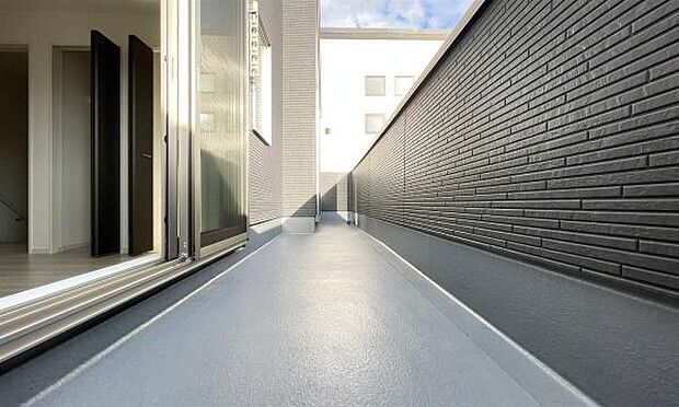 《バルコニー》 ■陽当りも良く、洗濯物も良く乾きそうです。