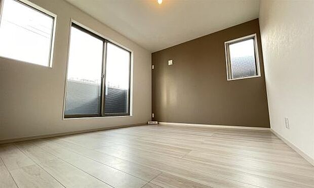 《寝室》 ■朝から日差しいっぱい、早起きしたくなる洋室。ベッドを置いてもゆとりを感じられる。窓からの朝日が心地よい目覚めへと誘います。ゆとりある広さを確保し、心地よいプライベートタイムを演出します。