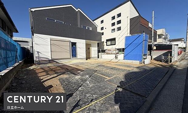 《前面道路》 ■前面道路が広く、開放的です。日当たりも良好です。