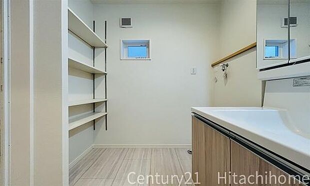 《洗面・化粧室》　■棚がありますので、バスタオルや洗濯用品もスッキリと片付きます。