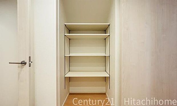 《パントリー》　■キッチン横のストレージルーム。常温保存の食品・キッチン用品などが収納できて便利です。