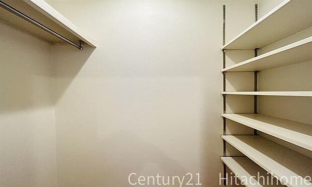 《シューズインクローク》　■人気のシューズインクローク。中は可動棚になっており、靴だけでなくアウトドア用品や雨具などもスッキリ収納可能です。