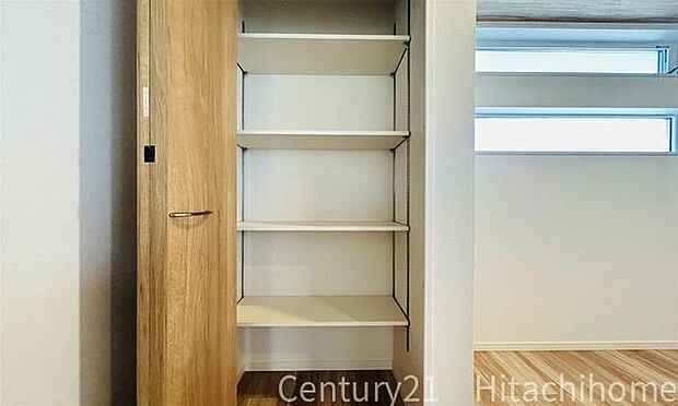 《パントリー》　■キッチン横のストレージルーム。常温保存の食品・キッチン用品などが収納できて便利です。