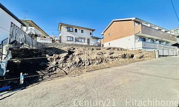 《現地》 ■豊かな光が照らすこの場所は、たわいもない会話を楽しみ、ゆったりとした時間を過ごす場所。家族の日常が刻まれる大切な空間です。