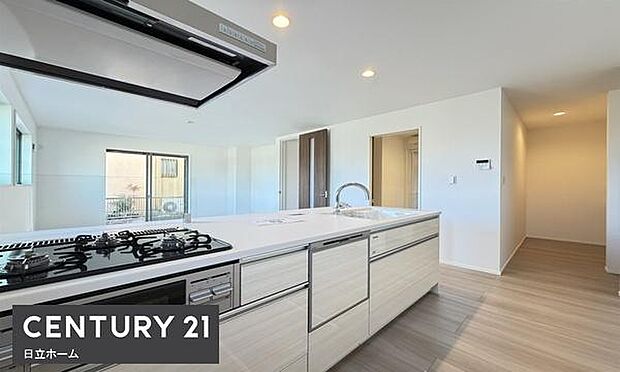 《システムキッチン》 ■家族が集う楽しく親子の会話も弾むキッチン。明るく清潔で使い勝手のいいキッチンには、いつも家族の笑顔があふれています。