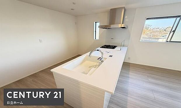 《三口ガスコンロ》 ■毎日料理をする方、家族の分まで作られる方には必須の三口ガスコンロ。同時進行が可能で効率よく、楽しく料理ができます。