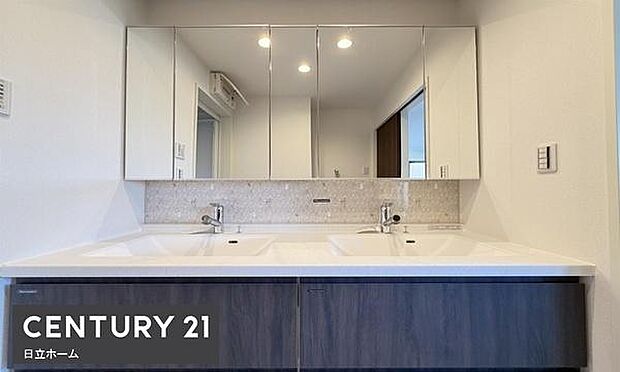 《洗面化粧台》■ダブルボールの洗面所の裏面に収納を施し、優雅さをプラス。スタイリッシュで機能的。美しさと便利さを兼ね備えた理想の暮らしを実現します。