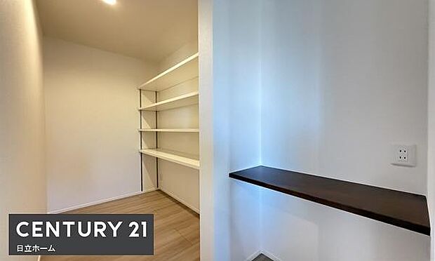 《パントリー》 ■キッチン横のパントリー。常温保存の食品・キッチン用品などが収納できて便利です。