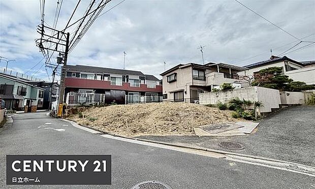 《前面道路》　■前面道路が広く、開放的です。日当たりも良好です。