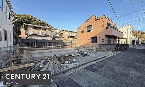 《現地》　■豊かな光が照らすこの場所は、たわいもない会話を楽しみ、ゆったりとした時間を過ごす場所。家族の日常が刻まれる大切な空間です。